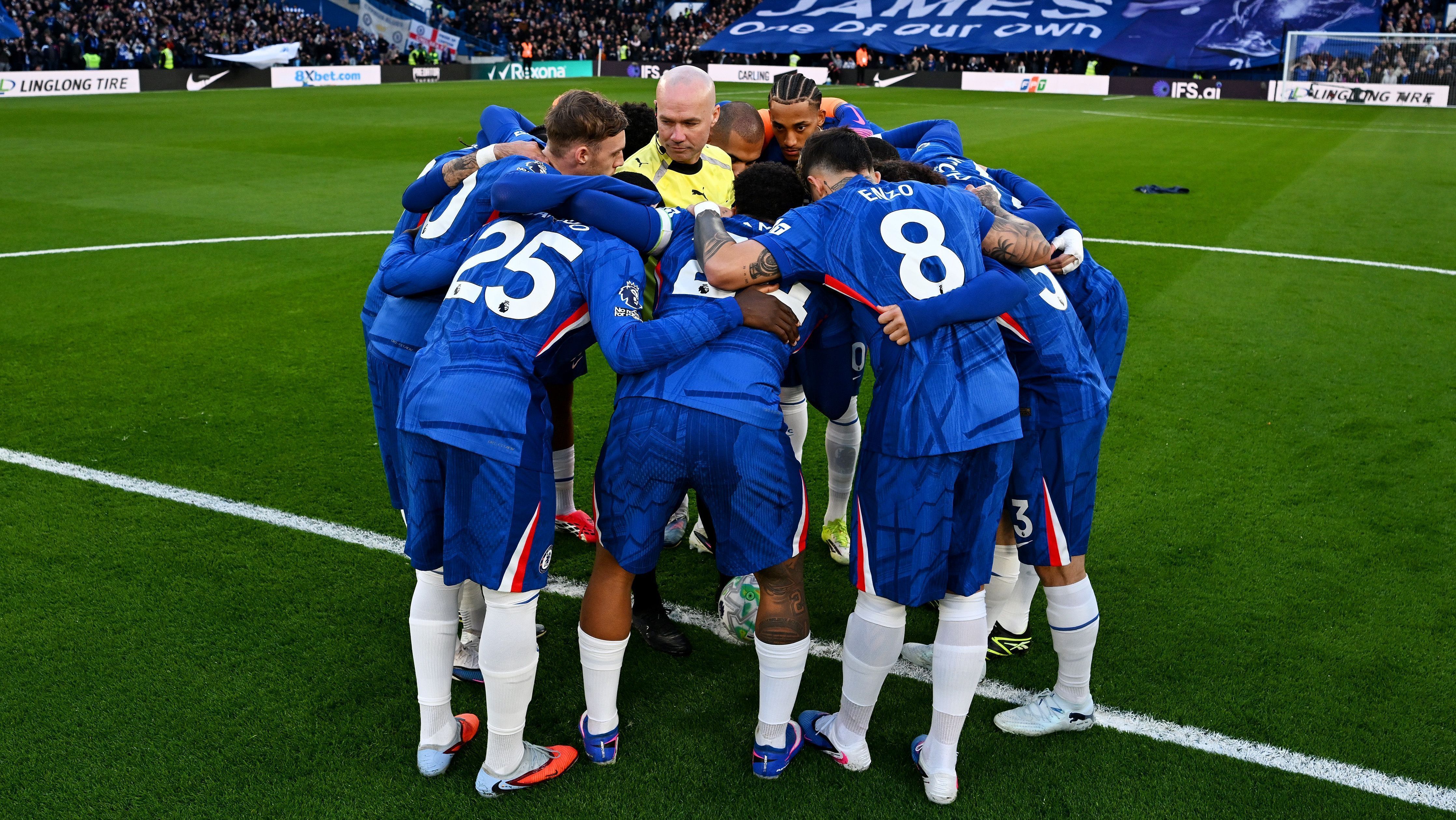 Árbitro Paul Tierney participou de conversa final do Chelsea antes de jogo contra o Newcastle