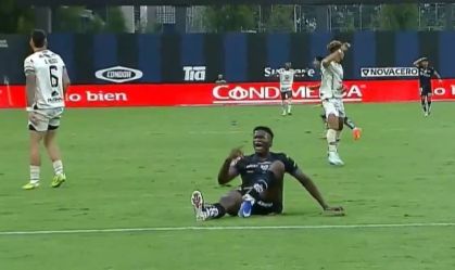 Arroyo em desespero após sentir e ver a gravidade da lesão