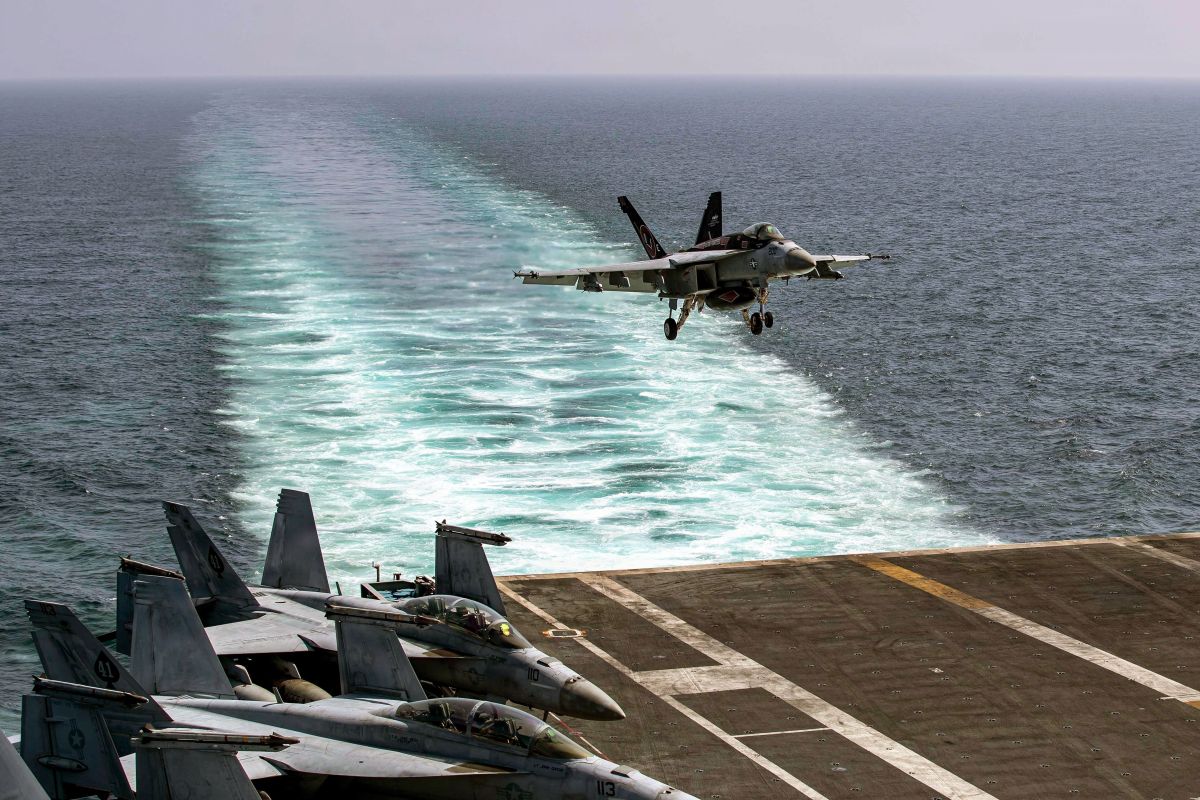 Chefe do comando central dos EUA visita porta-aviões USS Abraham Lincoln