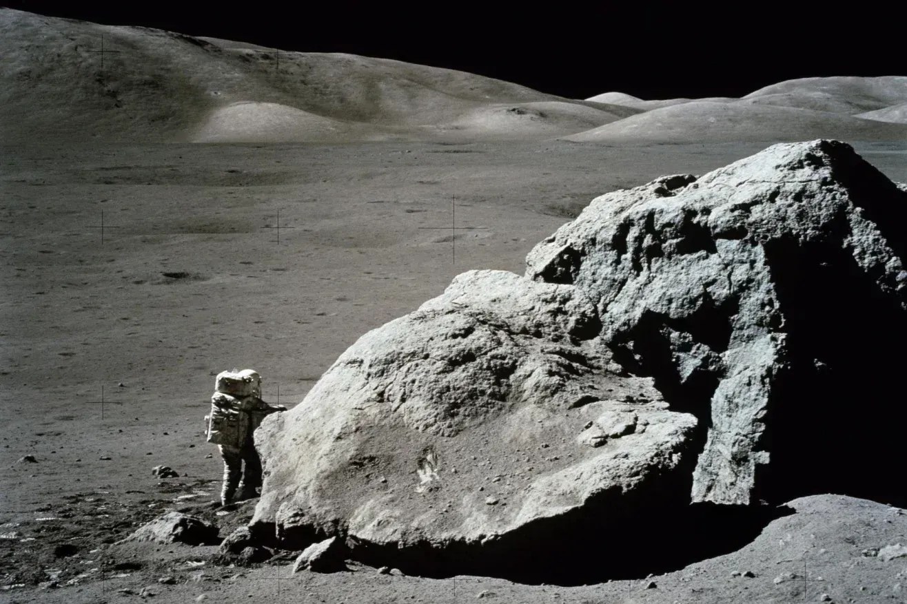 O astronauta e geólogo da NASA, Harrison H. Schmitt, está ao lado de um enorme bloco de rocha lunar durante a missão Apollo 17, em dezembro de 1972 • Nasa