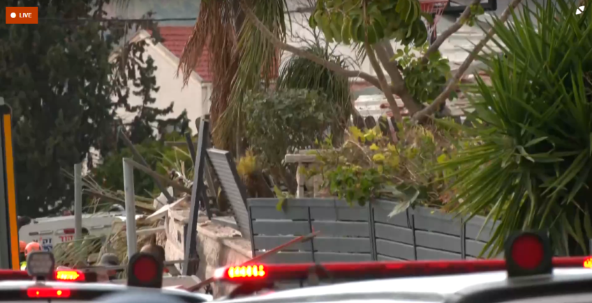 Prédio residencial foi atacado por míssel iraniano neste domingo (1º) • Reuters