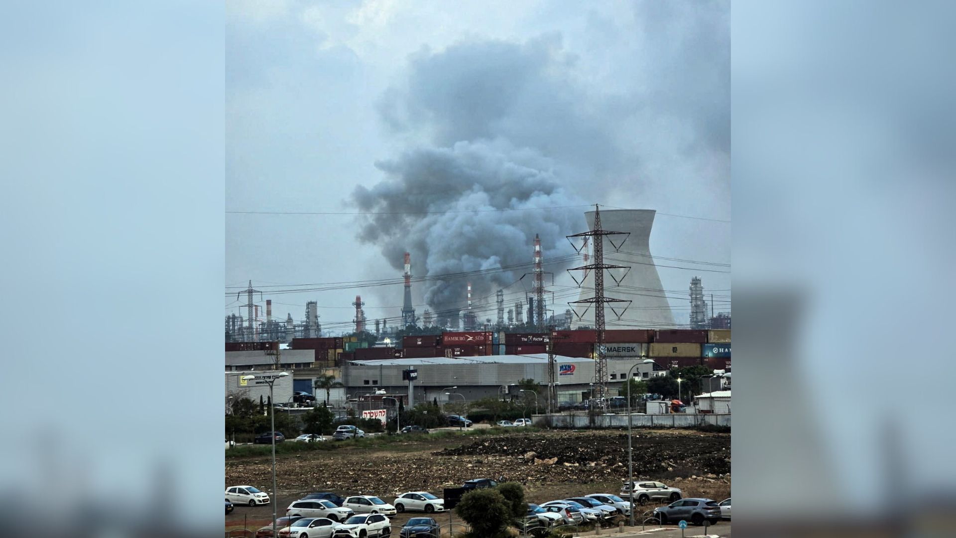 Fumaça sobe de uma refinaria de petróleo danificada em Haifa, Israel, por um ataque iraniano