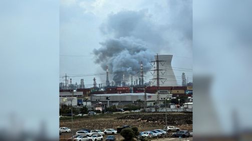 Fumaça sobe de uma refinaria de petróleo danificada em Haifa, Israel, por um ataque iraniano