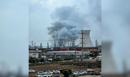Fumaça sobe de uma refinaria de petróleo danificada em Haifa, Israel, por um ataque iraniano