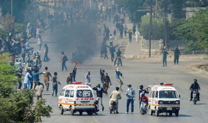 Fumaça sobe enquanto manifestantes entram em confronto com as forças de segurança em Karachi