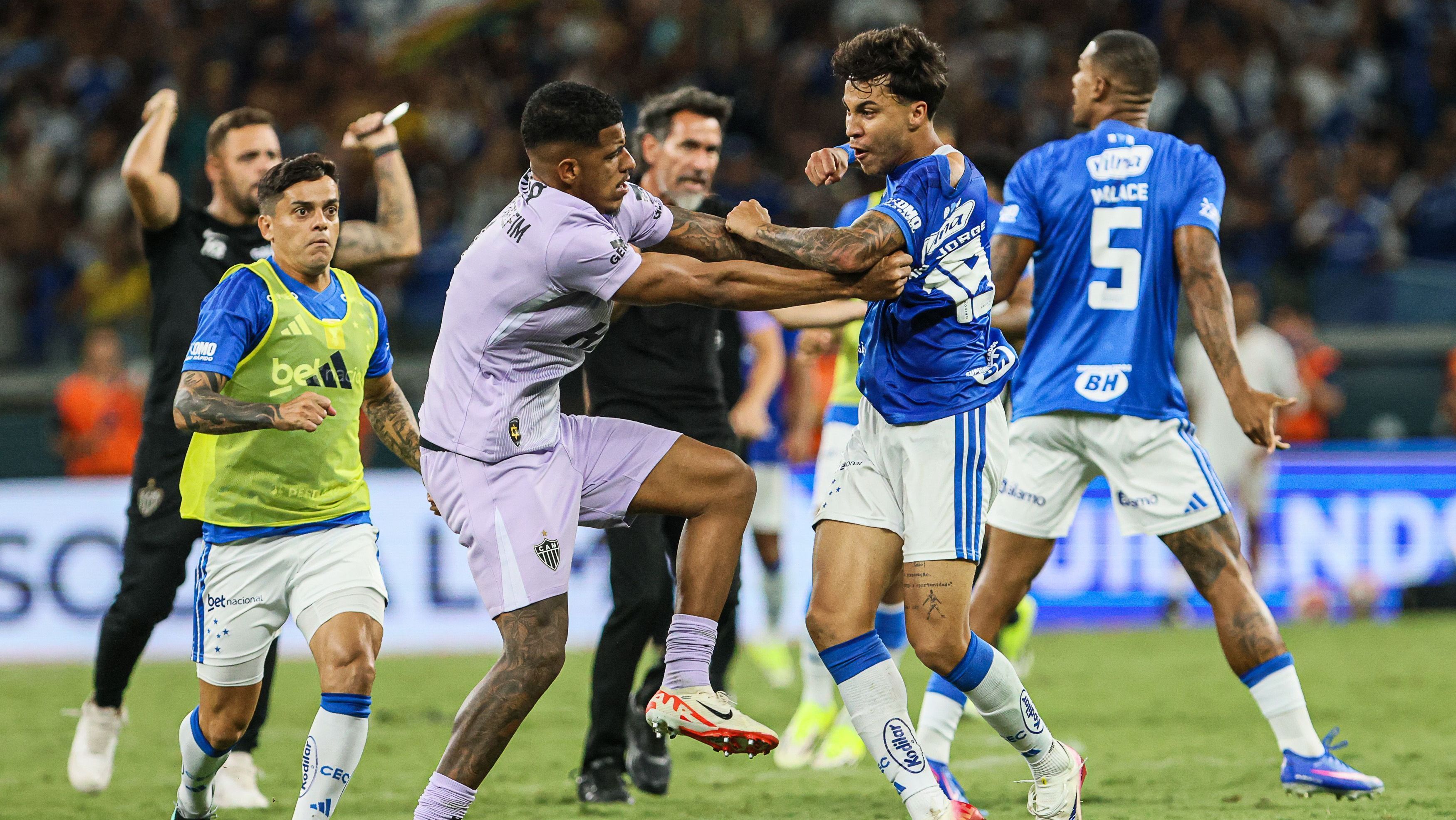 Clássico entre Atlético-MG e Cruzeiro terminou com briga e expulsões