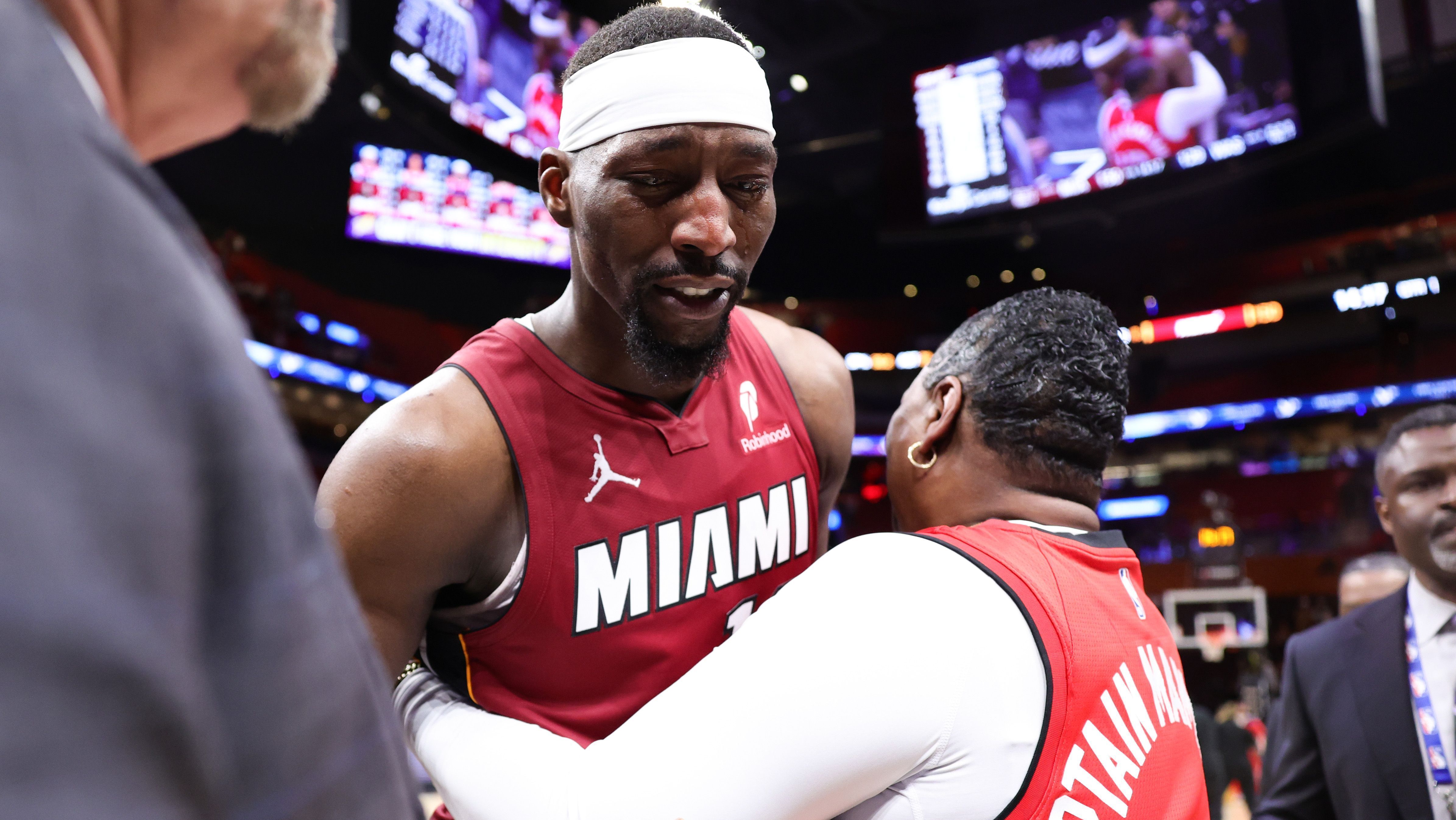 Emocionado, Bam Adebayo abraça sua mãe após marcar 83 pontos em jogo da NBA