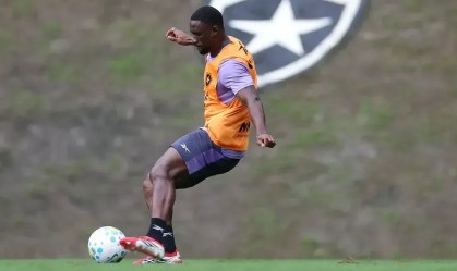 Bastos é titular absoluto do Botafogo e está à disposição para enfrentar o Palmeiras