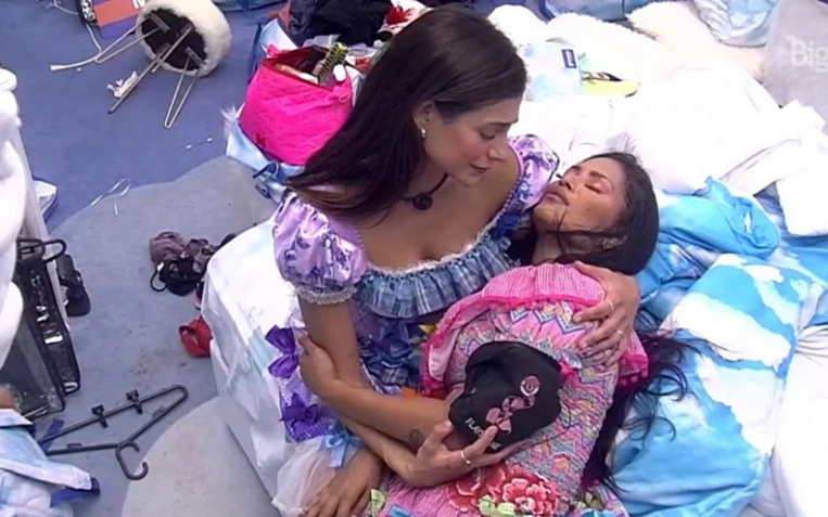 Mari Gonzalez cuida de Flayslane no fim de uma das festas do BBB 20; cena foi comparada a um velório pelos internautas • Reprodução/Globoplay