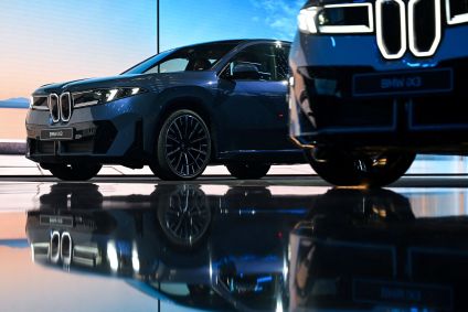 Novo BMW iX3 exibido durante a estreia mundial antes do Salão do Automóvel IAA, em Munique, Alemanha, em 5 de setembro de 2025