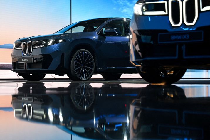 Novo BMW iX3 exibido durante a estreia mundial antes do Salão do Automóvel IAA, em Munique, Alemanha, em 5 de setembro de 2025 • REUTERS/Angelika Warmuth