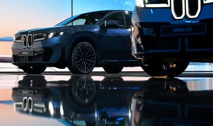 Novo BMW iX3 exibido durante a estreia mundial antes do Salão do Automóvel IAA, em Munique, Alemanha, em 5 de setembro de 2025