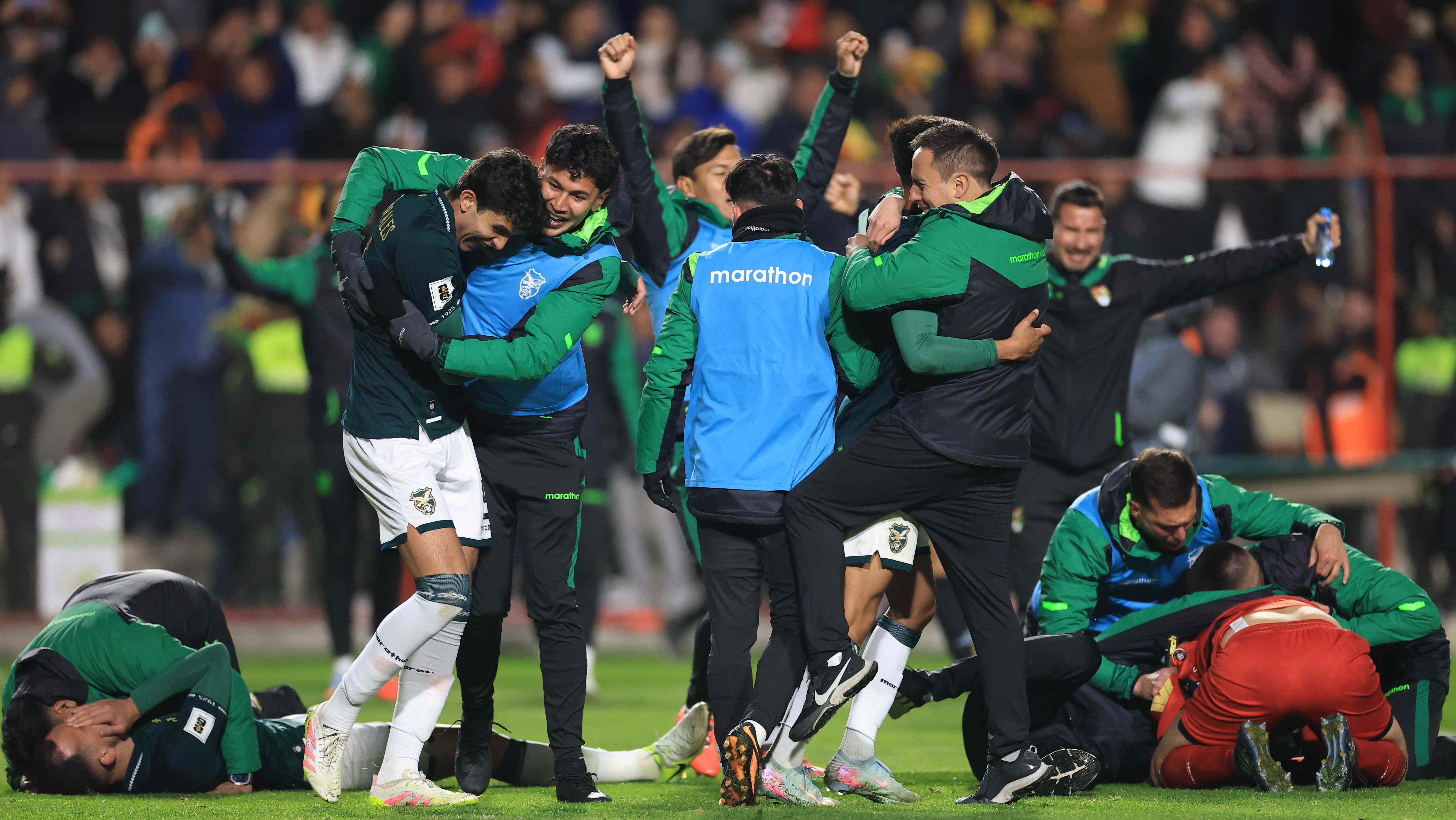 Seleção boliviana comemora classificação para a repescagem da Copa do Mundo 2026 após vencer o Brasil nas Eliminatórias Sul-Americanas.