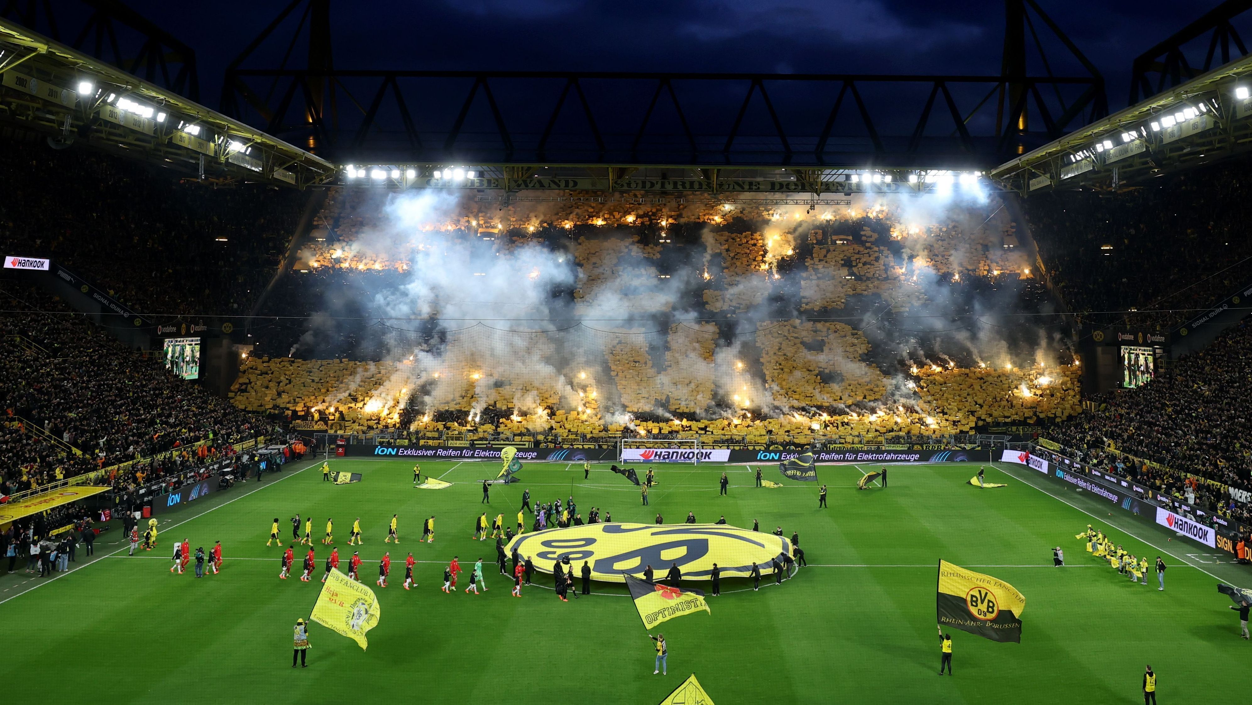 Torcedores do Borussia Dortmund lotam o Signal Iduna Park