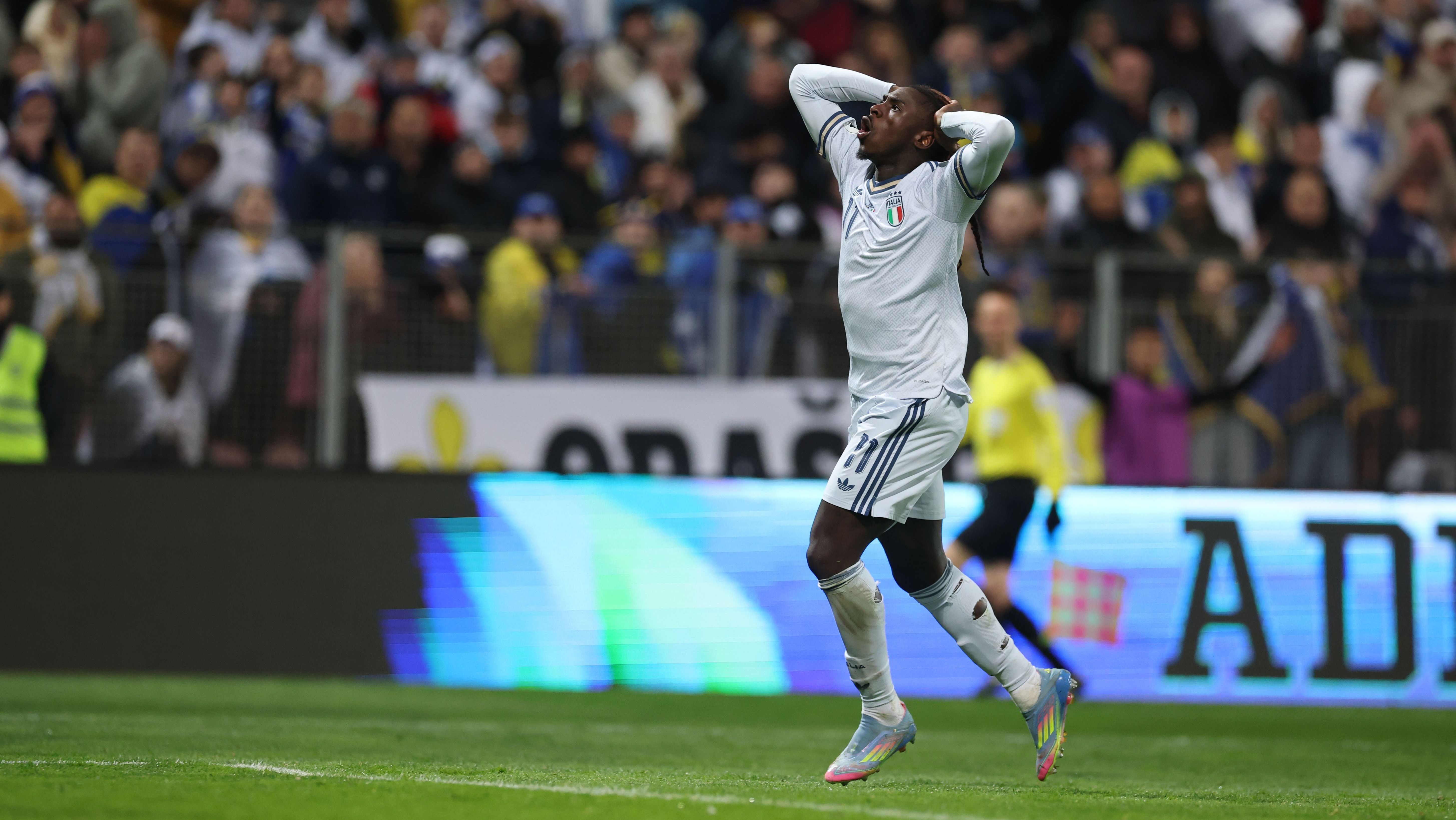 Moise Kean lamenta chance perdida quando a Itália já vencia por 1 a 0, com um jogador a menos