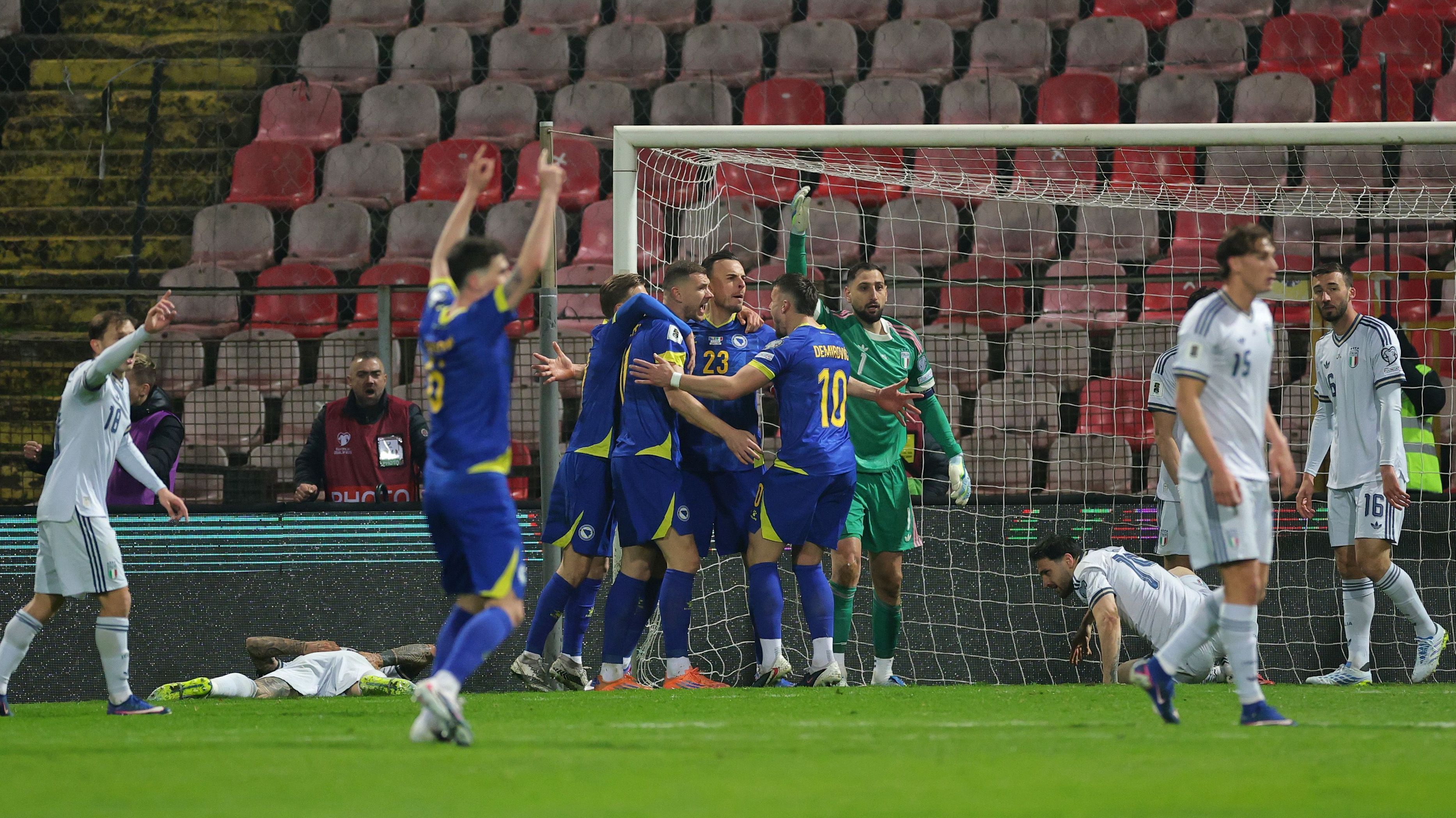 Jogadores da Bósnia comemoram o gol de Tabakovic, o de empate contra a Itália na repescagem da Copa do Mundo