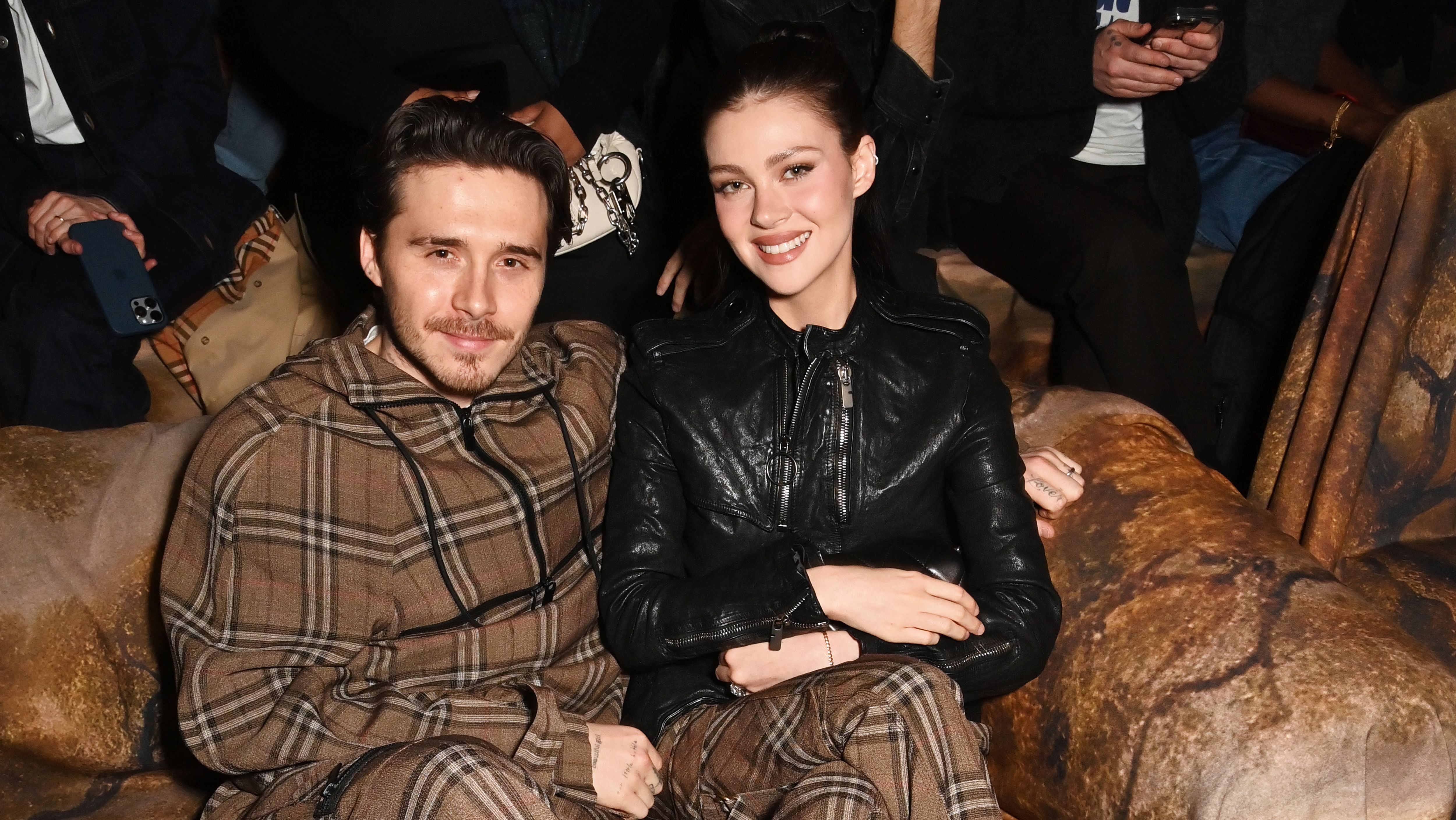Brooklyn Beckham e Nicola Peltz estiveram no desfile da Burberry Winter no London Fashion Week, em fevereiro de 2024