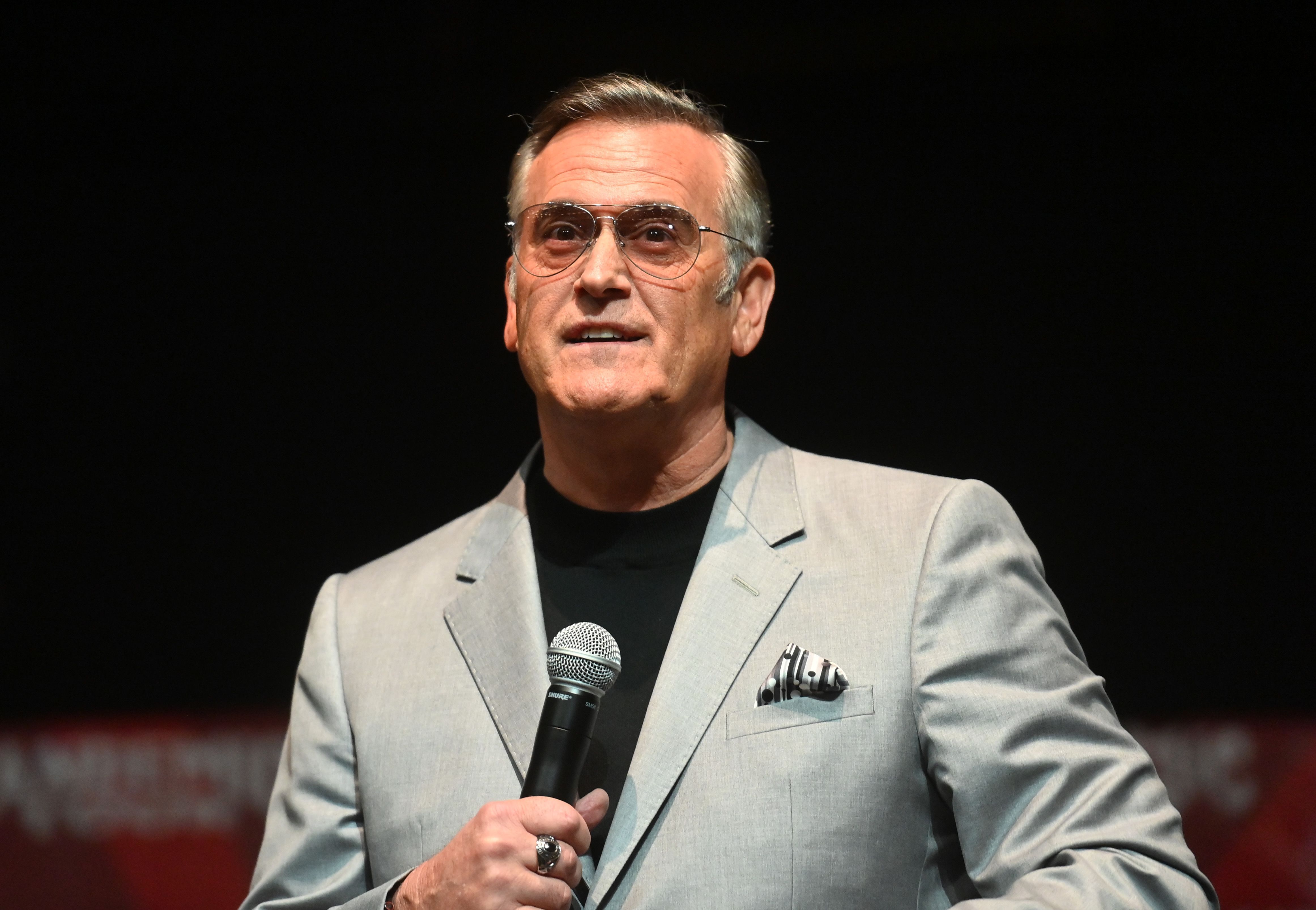 Bruce Campbell participou da Fandemic Tour de 2022, em Atlanta, nos Estados Unidos