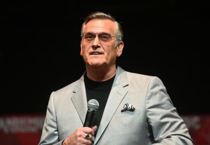 Bruce Campbell participou da Fandemic Tour de 2022, em Atlanta, nos Estados Unidos