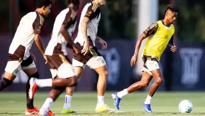 Bruno Henrique, de colete amarelo, em treino do Flamengo