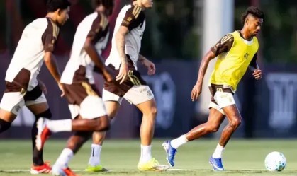 Bruno Henrique, de colete amarelo, em treino do Flamengo