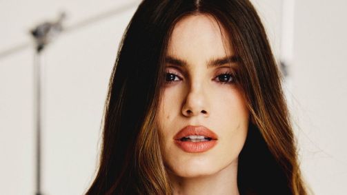 Camila Queiroz reflete sobre maternidade, relação com o corpo e a moda