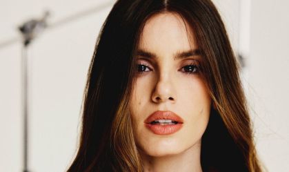 Camila Queiroz reflete sobre maternidade, relação com o corpo e a moda