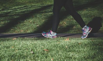 Caminhada é frequentemente descartada como "apenas cardio" ou algo que você faz para atingir sua meta de passos ou tomar ar fresco