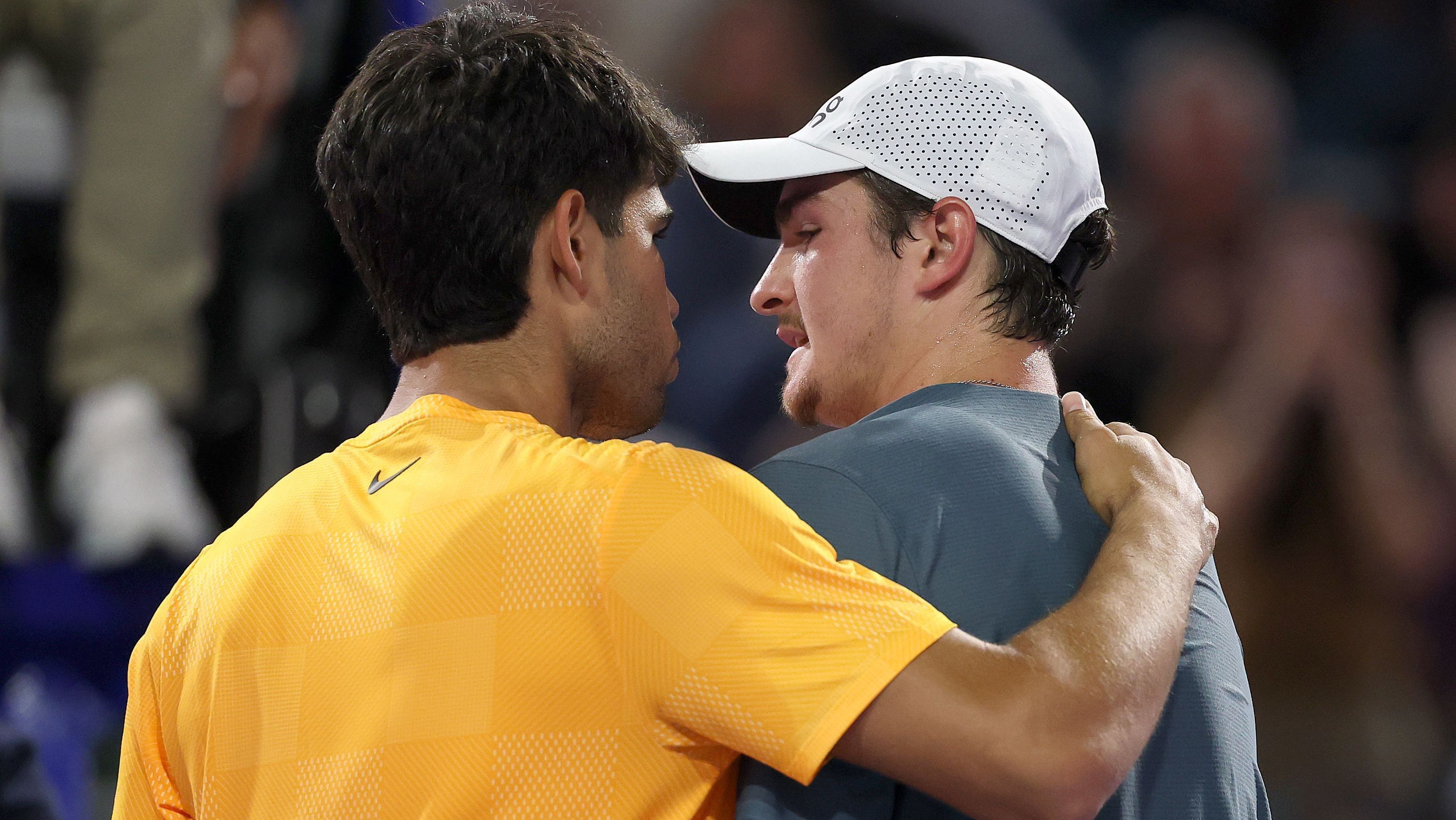 Carlos Alcaraz e João Fonseca conversam após a vitória do espanhol na segunda rodada do Miami Open
