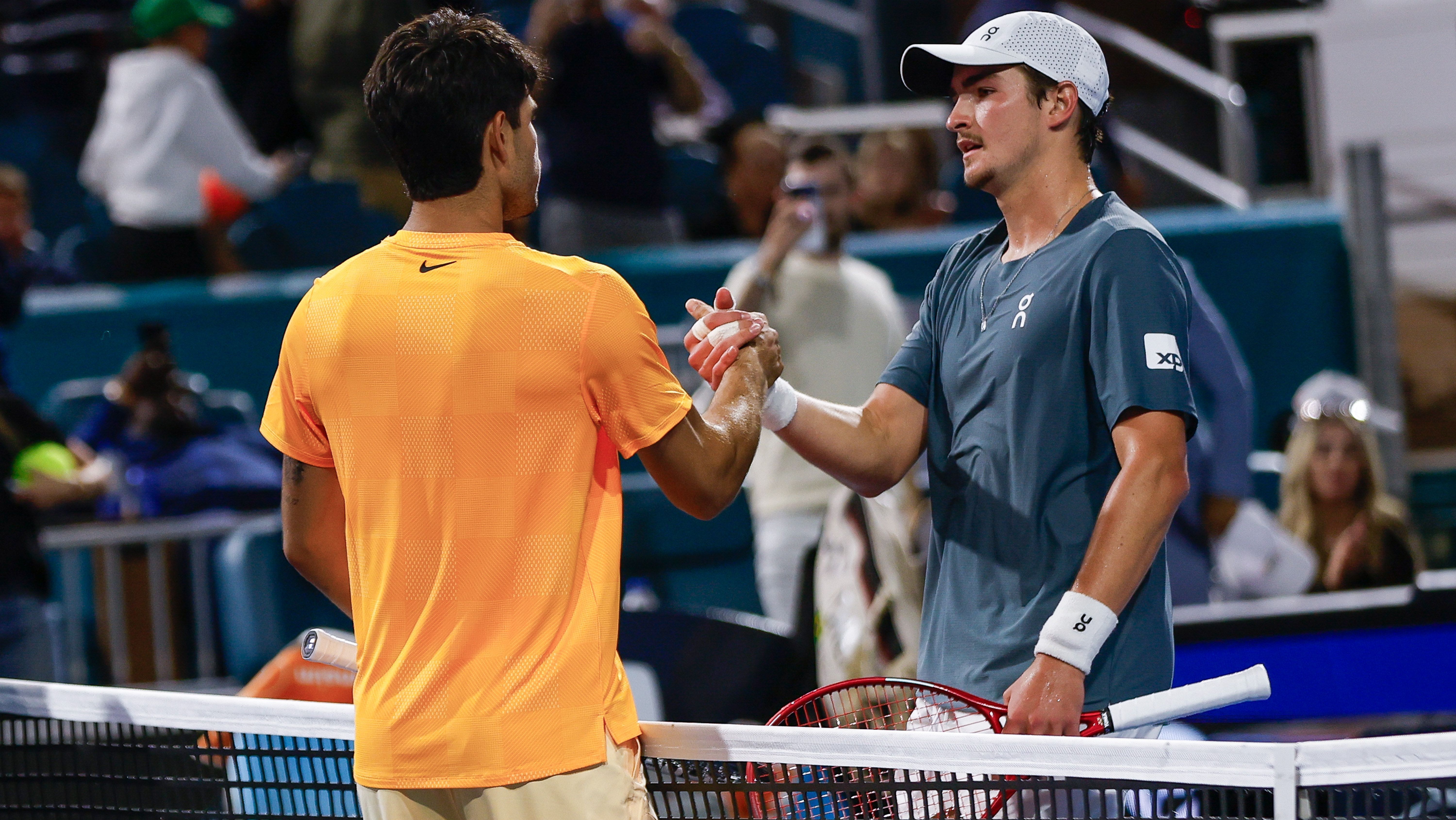 Carlos Alcaraz e João Fonseca se cumprimentam após vitória do espanhol na segunda rodada do Miami Open