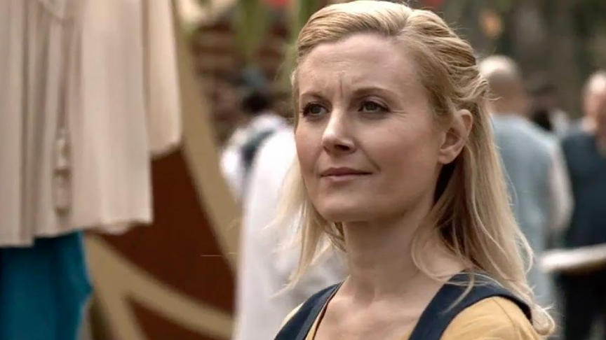 Carrie Anne Fleming em "Supergirl"
