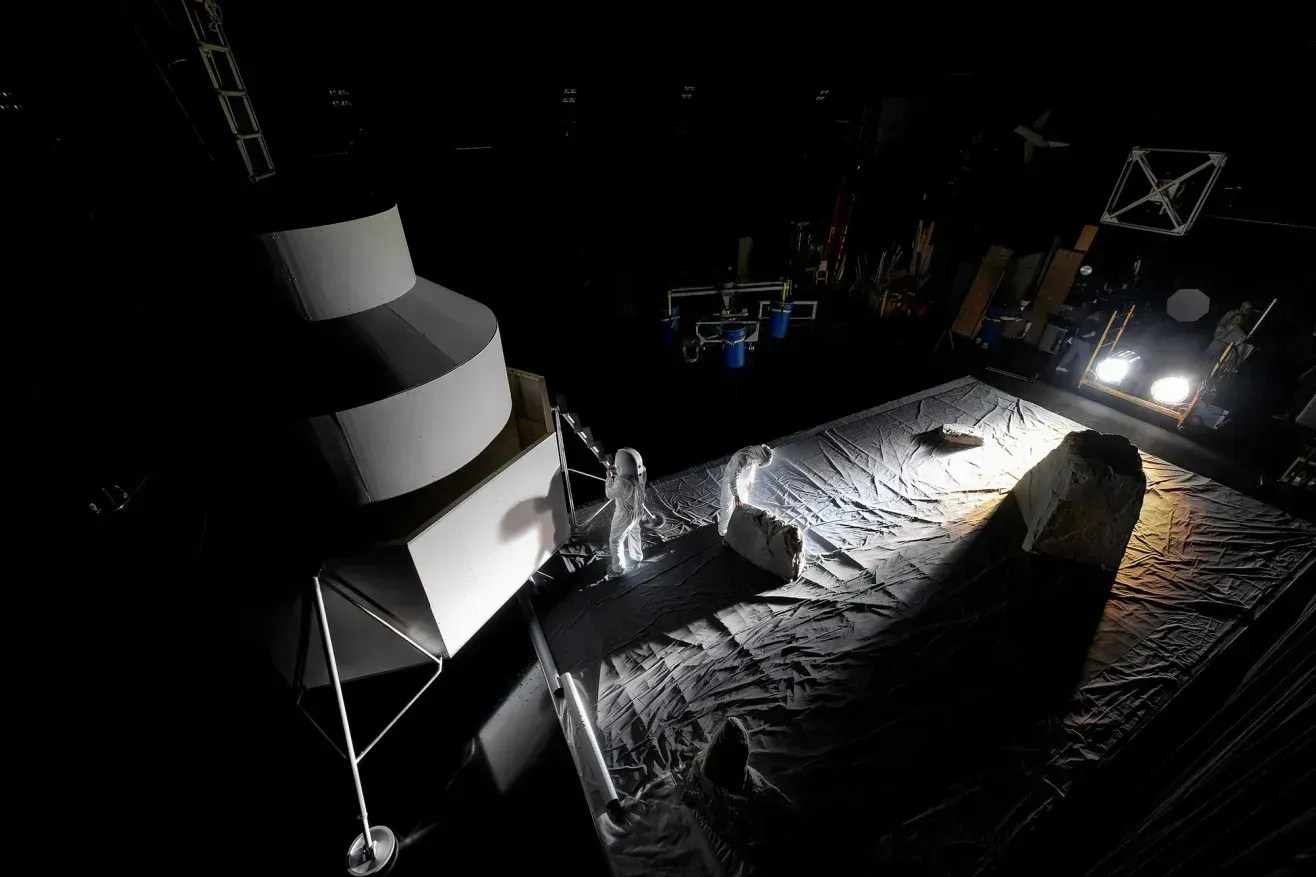 Os preparativos para o pouso lunar da missão Artemis IV estão em andamento, com equipes da NASA simulando a iluminação lunar que os astronautas poderão encontrar ao pousar no polo sul da Lua • Charles Beason/Nasa