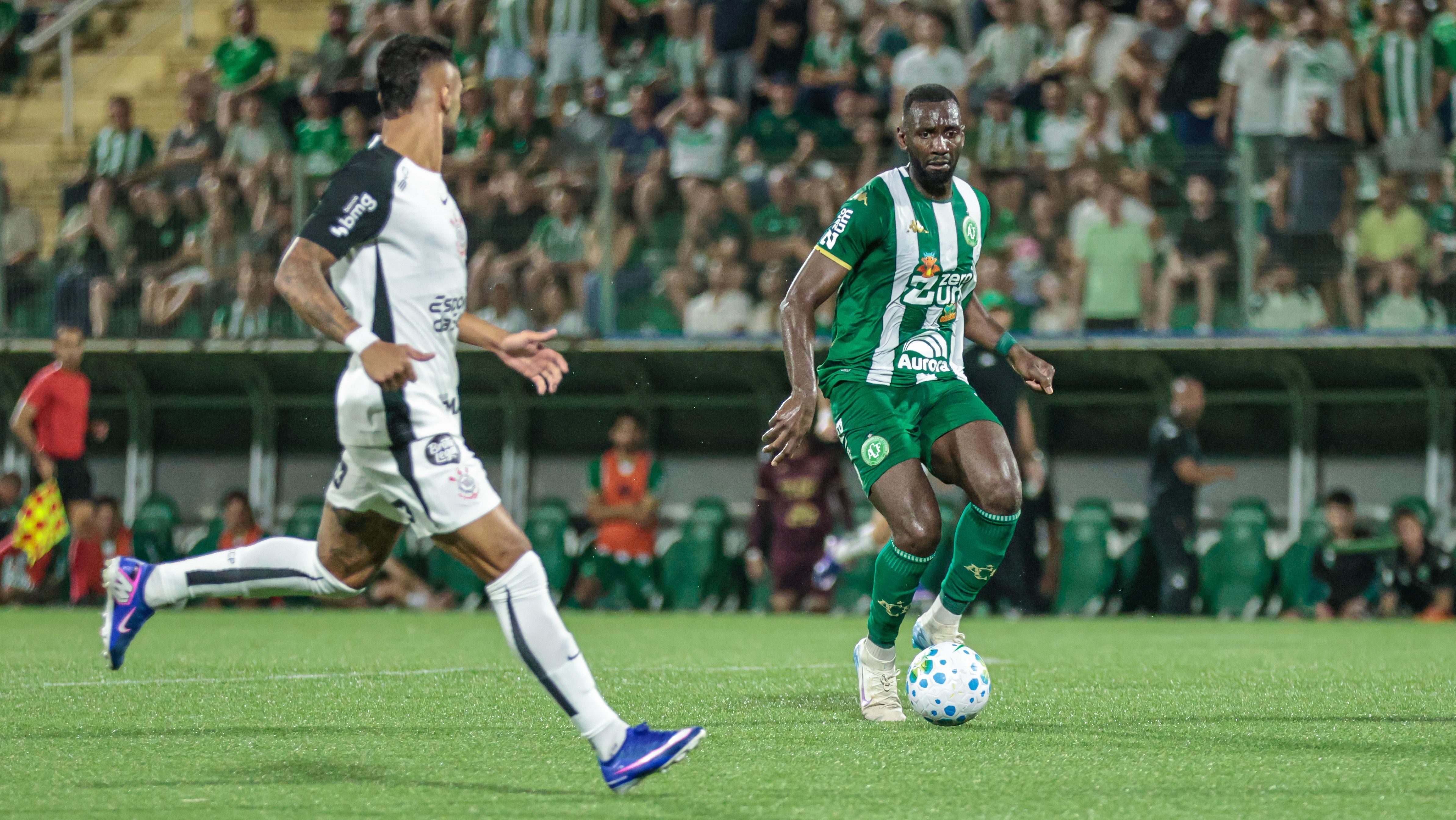 Lance de Chapecoense x Corinthians, pelo Campeonato Brasileiro