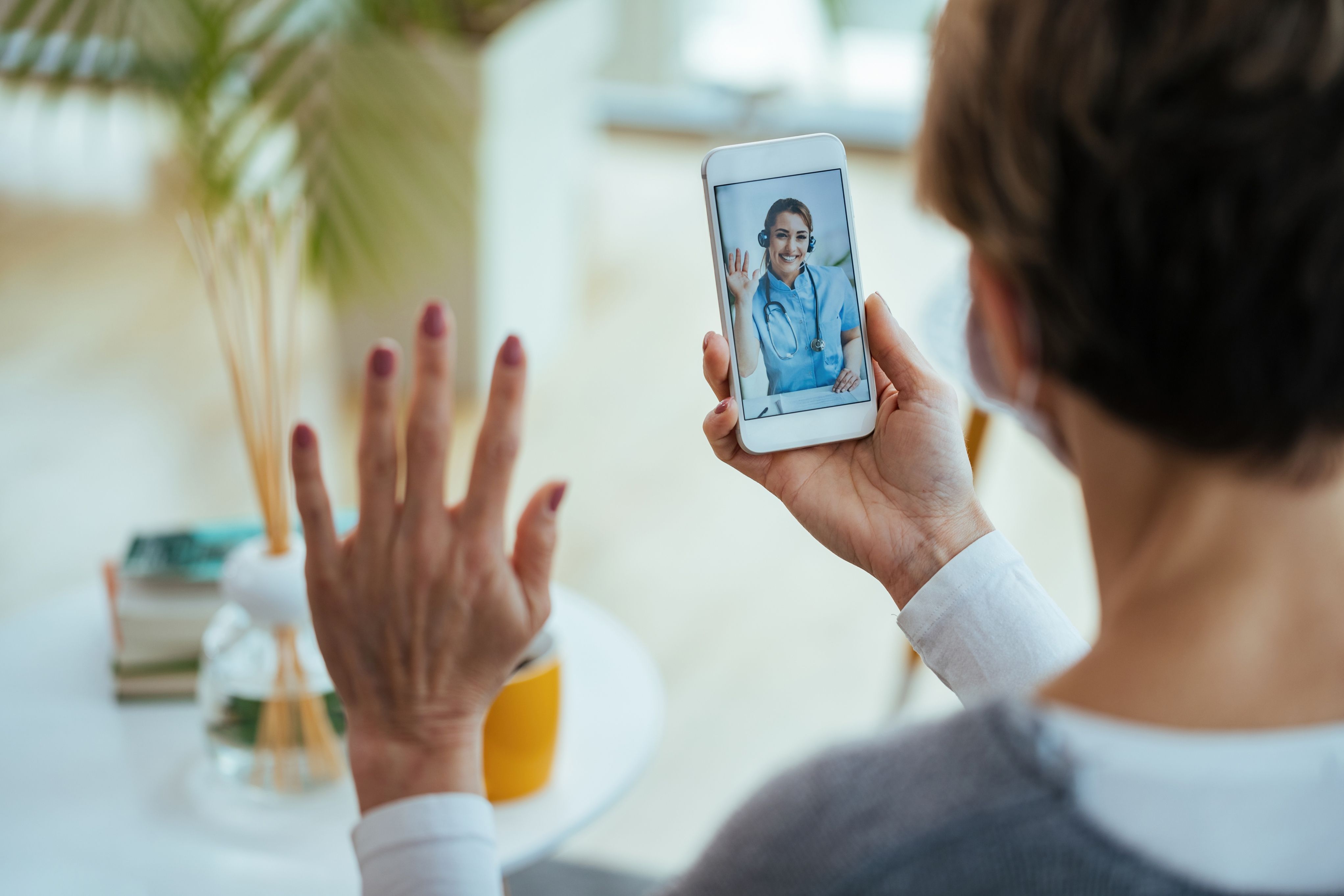 Uma videochamada com um médico pode ser mais útil que suar chatbot de IA • Drazen Zigic/Freepik