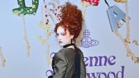 Chappell Roan deixa bumbum à mostra em desfile de Vivienne Westwood