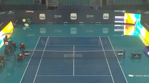 Forte chuva deixa a quadra secundária do Miami Open alagada