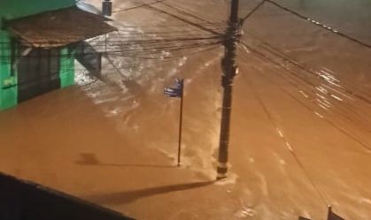 Chuvas voltam a castigar MG; ruas da capital ficam alagadas