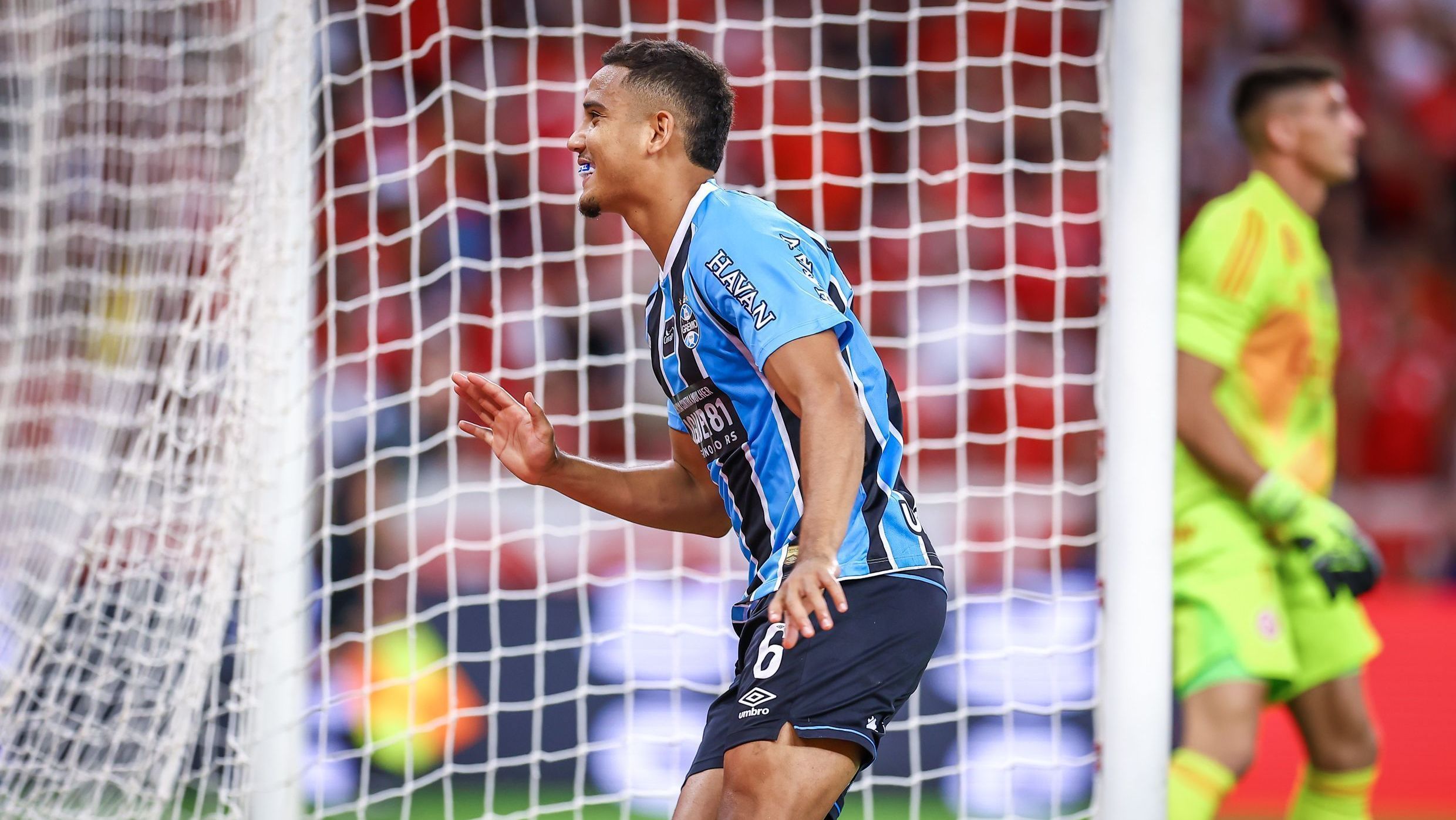 Gustavo Martins comemora gol do Grêmio contra o Internacional