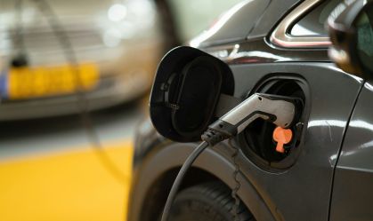 conector-carro-eletrico-michael-fousert-unsplash