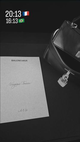 Virginia mostra convite para o desfile da Balenciaga • Instagram/Virginia