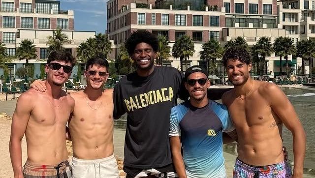 Jogadores do Corinthians aproveitaram folga surfando