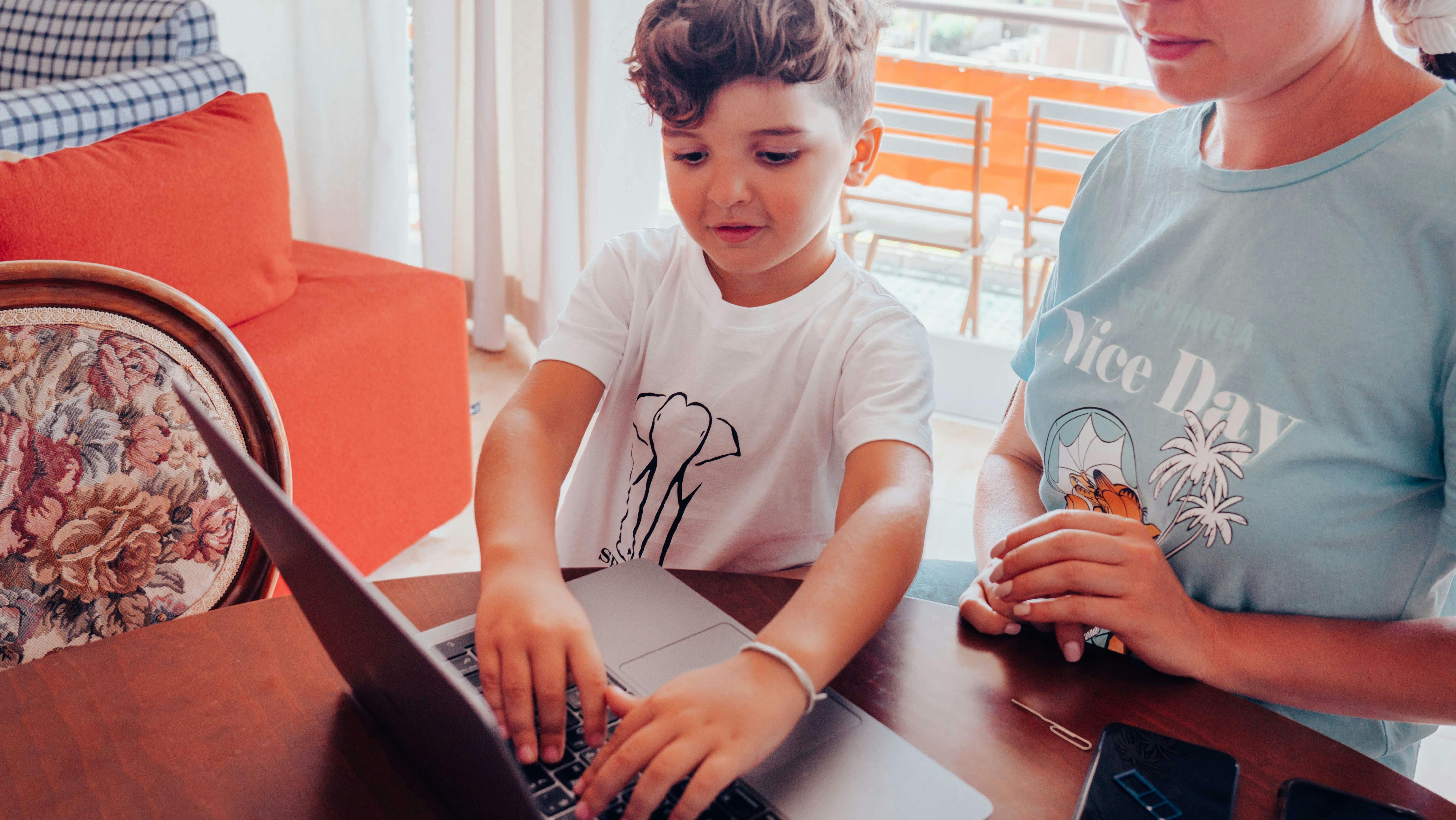 O ChatGPT adicionou medidas em sua plataforma em setembro de 2025, permitindo que familiares e responsáveis pudessem personalizar a experiência dos menores