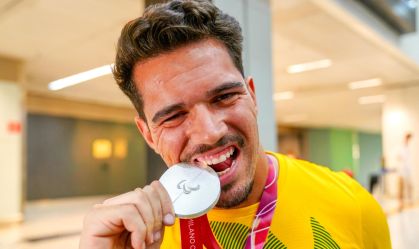 Cristian Ribera com sua medalha de prata dos Jogos de Inverno