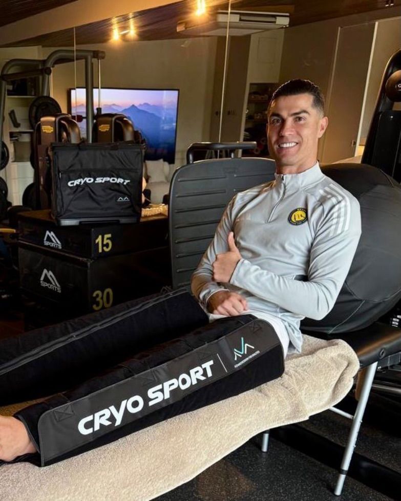 Cristiano Ronaldo faz tratamento para lesão na coxa direita • Reprodução/Instagram/@cristiano