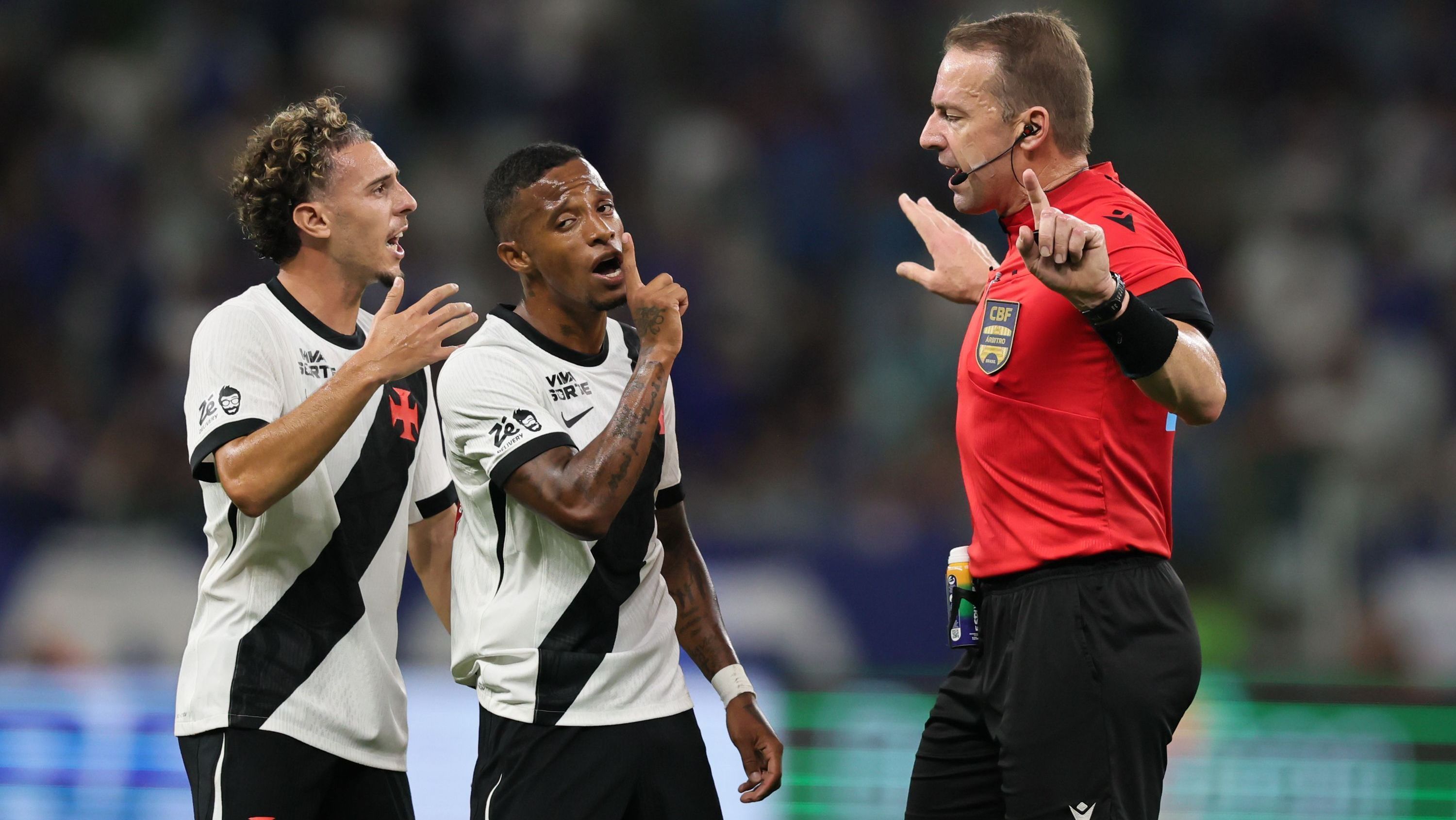 Jogadores do Vasco reclamam com o árbitro na partida contra o Cruzeiro
