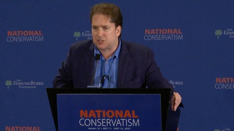 Darren Beattie discursa na Conferência Nacional de Conservadorismo de Miami em 12 de setembro de 2022. • National Conservatism/YouTube