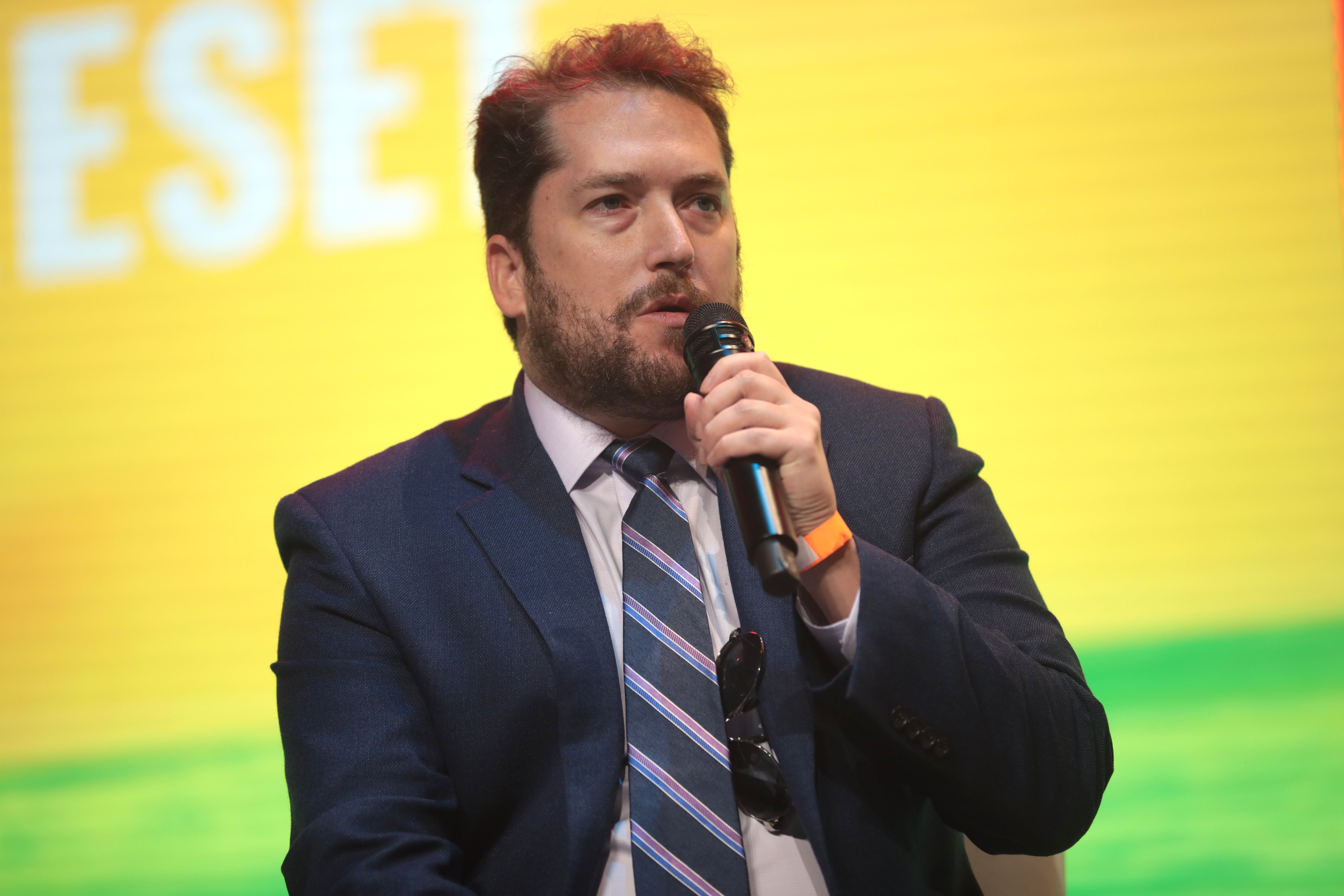 Darren Beattie discursando para os participantes da Cúpula de Ação Estudantil de 2020, organizada pela Turning Point USA no Centro de Convenções do Condado de Palm Beach, em West Palm Beach, Flórida. • Gage Skidmore