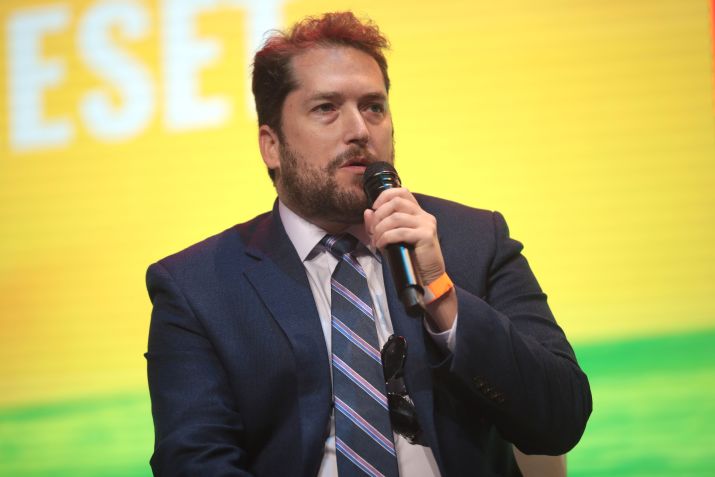 Darren Beattie discursando para os participantes da Cúpula de Ação Estudantil de 2020, organizada pela Turning Point USA no Centro de Convenções do Condado de Palm Beach, em West Palm Beach, Flórida. • Gage Skidmore