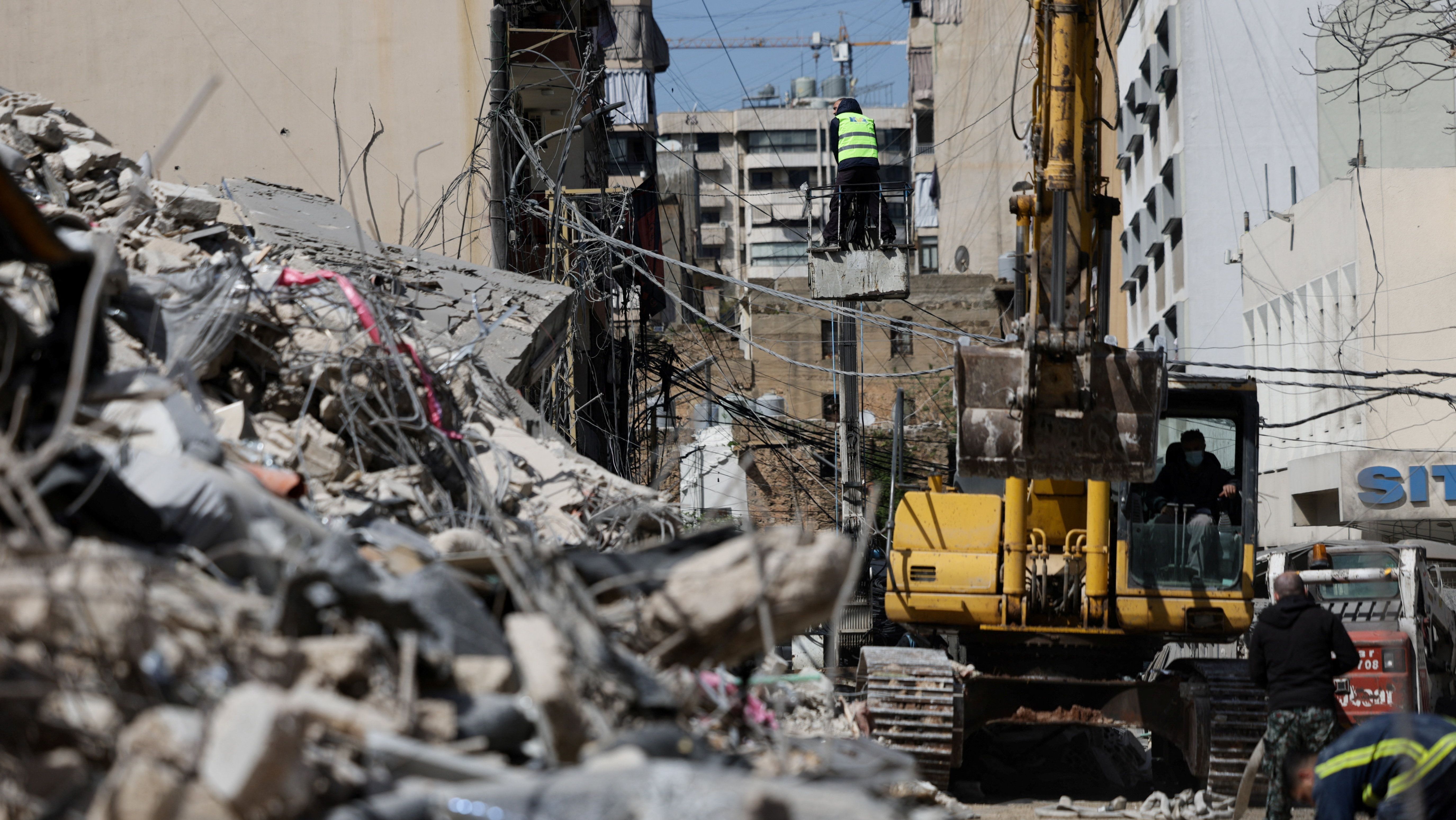 Destroços em local atingido por Israel no centro de Beirute