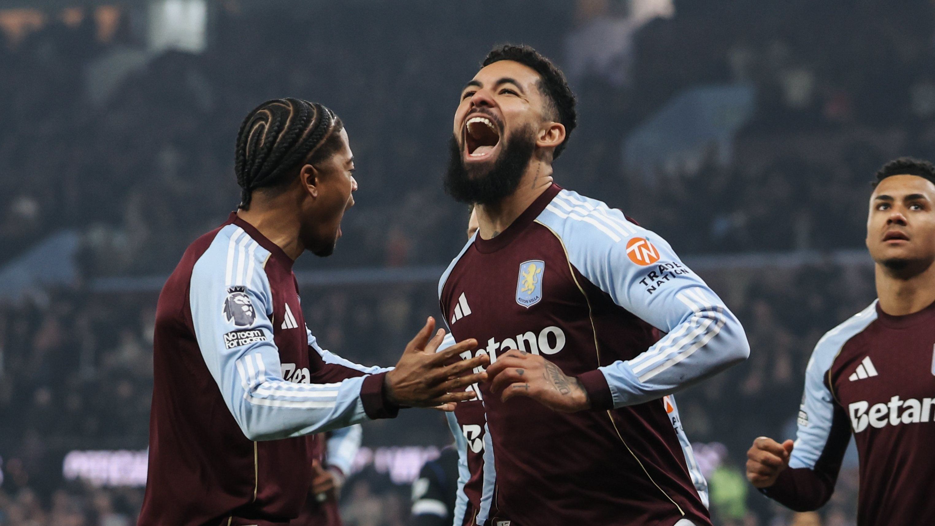 Douglas Luiz comemora golaço de letra pelo Aston Villa sobre o Chelsea na Premier League